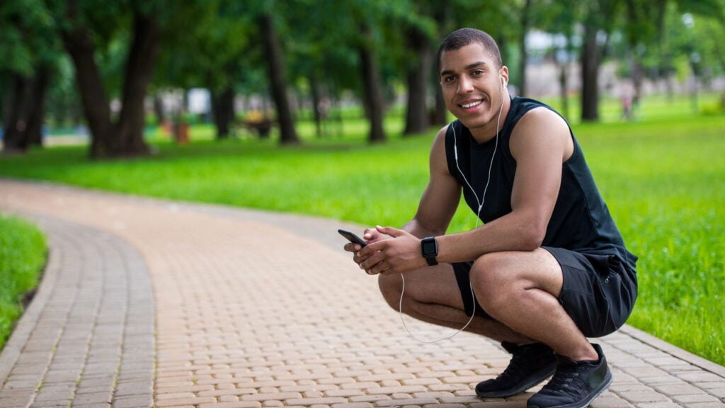 Exercícios disfarçados que fazem você se mexer sem nem notar que está treinando