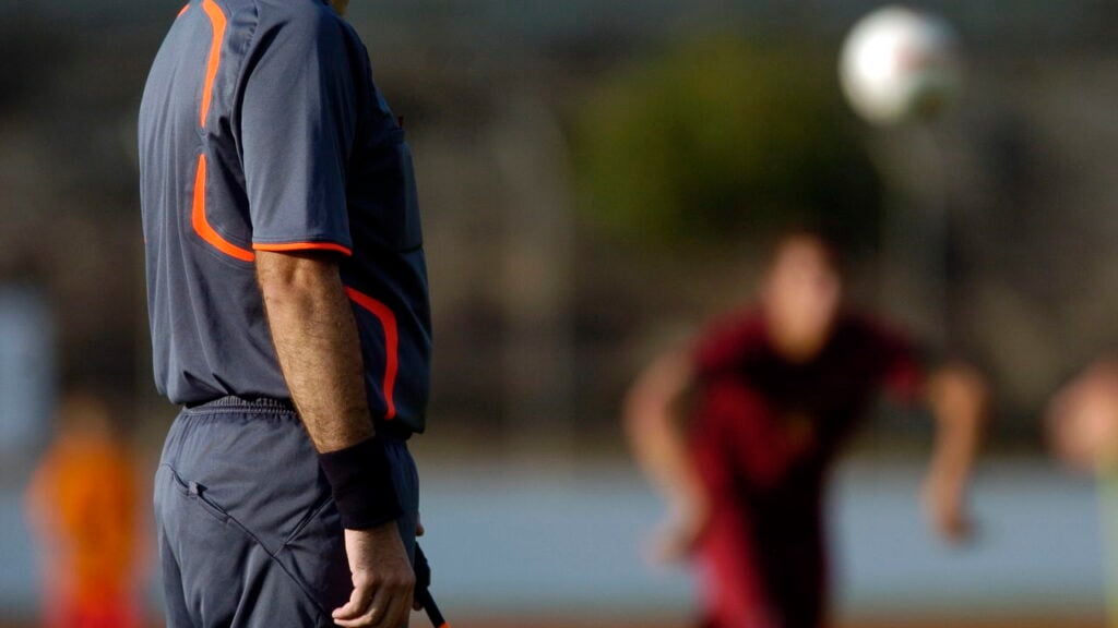 O Segredo Por Trás do Icônico Uniforme Preto dos Árbitros de Futebol