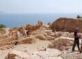 Arqueólogos descobrem cruz cristã em Abu Dhabi, provando que local de 1.400 anos era um mosteiro