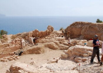 Arqueólogos descobrem cruz cristã em Abu Dhabi, provando que local de 1.400 anos era um mosteiro
