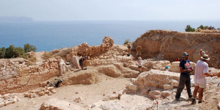 Arqueólogos descobrem cruz cristã em Abu Dhabi, provando que local de 1.400 anos era um mosteiro