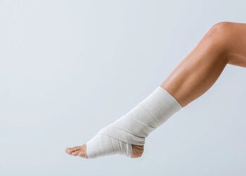 Como cintas e ataduras deixaram de ser funcionais e viraram tendência fashion
