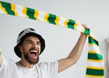 Banners e faixas de torcida mostram moda e criatividade artesanal