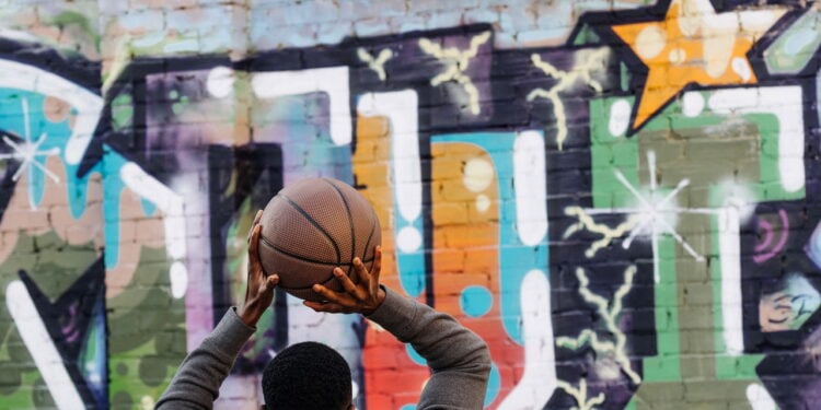 Basquete de rua é mais que jogo e conecta comunidades inteiras