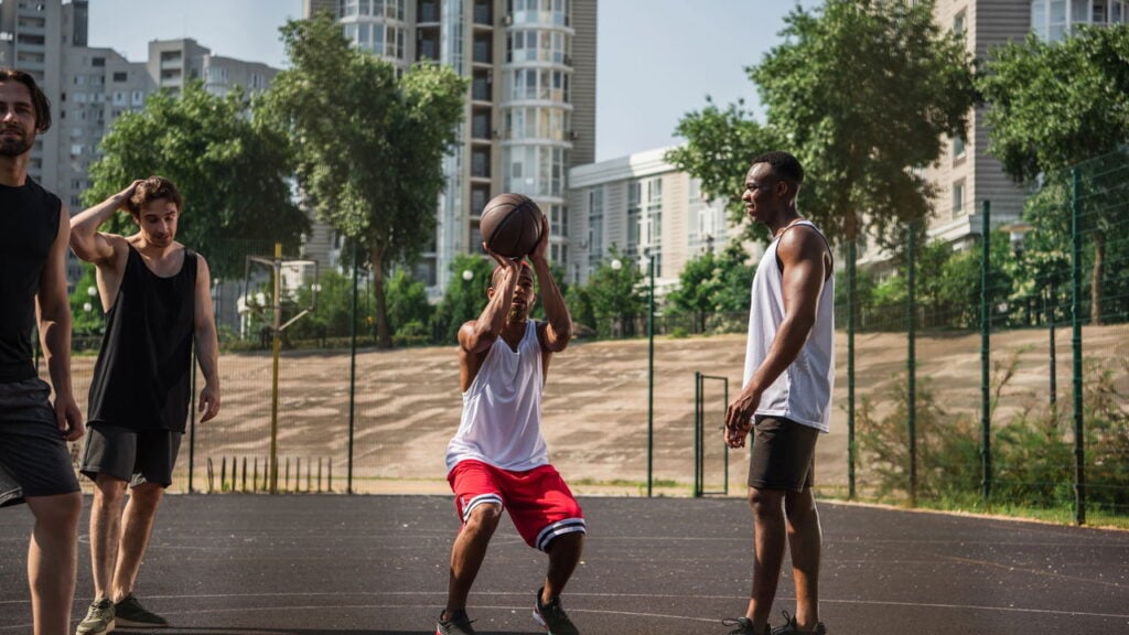 Basquete de rua é mais que jogo e conecta comunidades inteiras