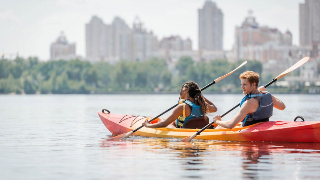 Lugares incríveis no Brasil para remar de caiaque e relaxar