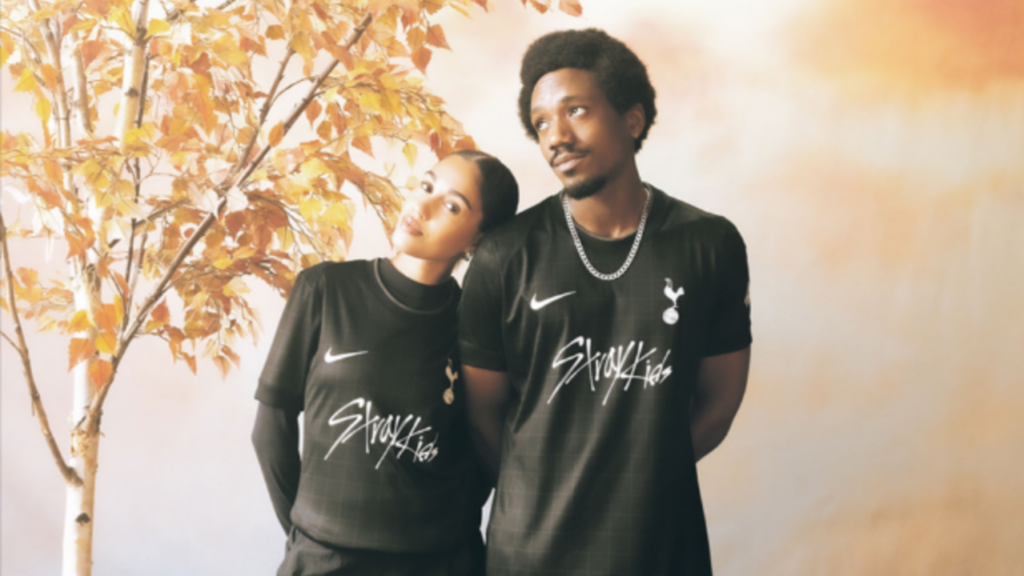 Tottenham e Stray Kids lançam camisa que une futebol e K-pop
