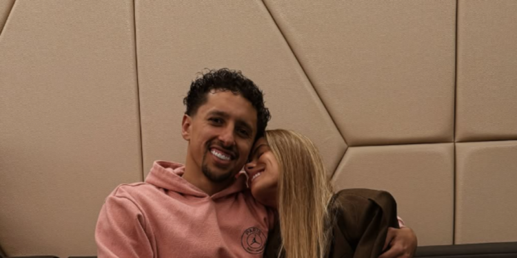 Esposa de Marquinhos conquista redes sociais sendo mãe autêntica em Paris