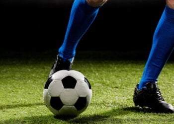 Como a postura no chute protege seu joelho e melhora o jogo