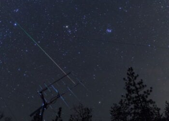 Chuva de meteoros espetacular iluminou o céu com até 100 estrelas cadentes por hora