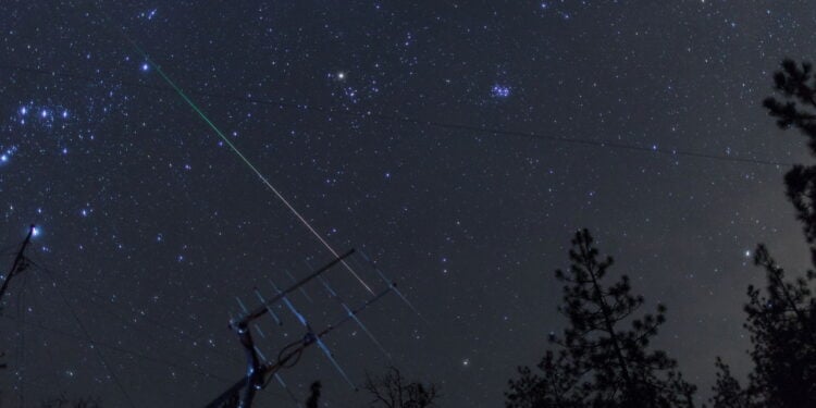Chuva de meteoros espetacular iluminou o céu com até 100 estrelas cadentes por hora