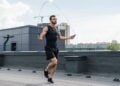 Exercício que queima 700 calorias por hora precisa apenas de espaço de 2x2 metros em casa