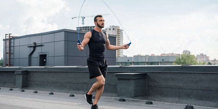 Exercício que queima 700 calorias por hora precisa apenas de espaço de 2x2 metros em casa