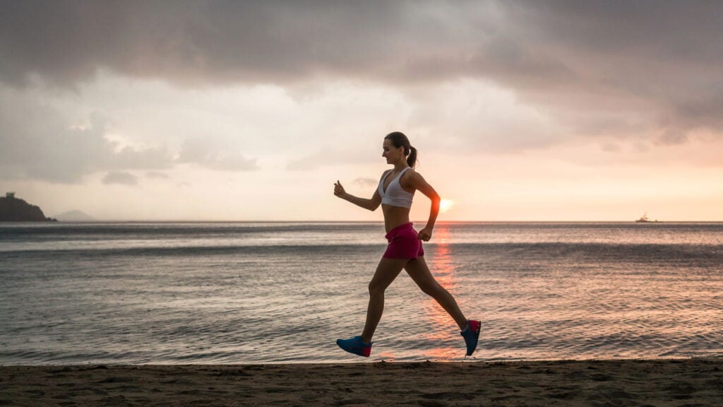É melhor correr de manhã ou à noite? Veja o que dizem os estudos