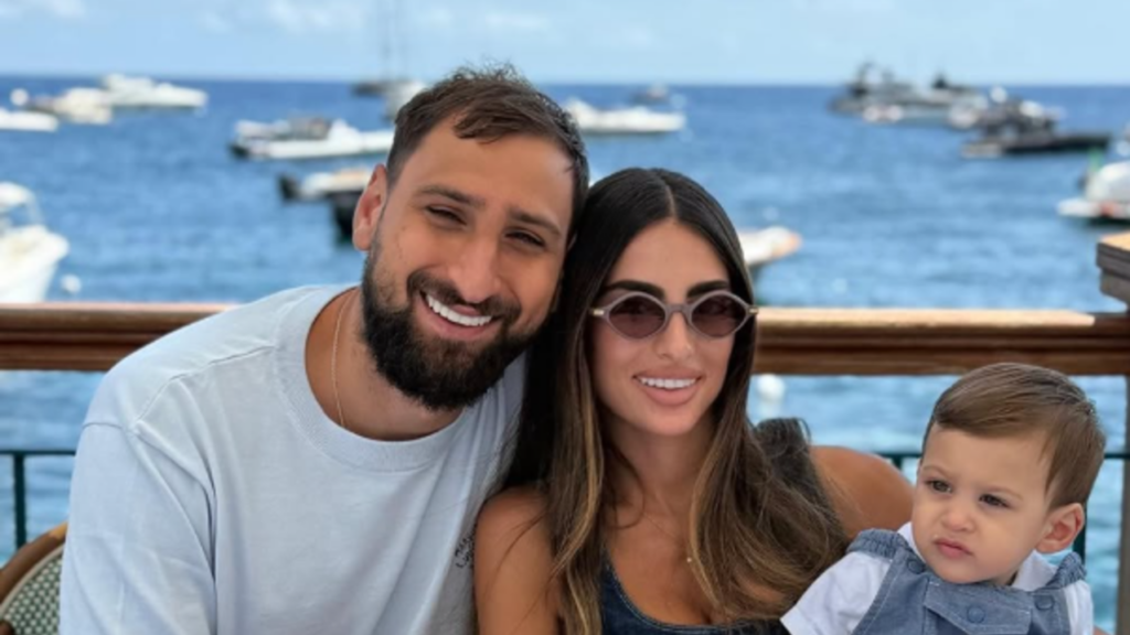 Profissional de 25 anos mantém carreira independente mesmo namorando estrela do futebol