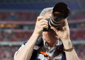 Moda funcional que ajuda fotógrafos a capturar cada lance do futebol