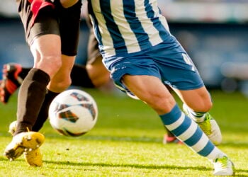 Como a arte transforma as camisas de futebol em peças únicas