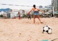 Esporte que precisa apenas de bola e rede atrai pessoas de todas as idades