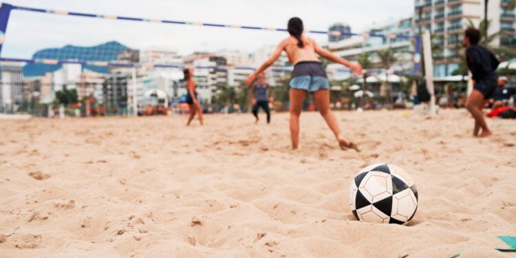 Esporte que precisa apenas de bola e rede atrai pessoas de todas as idades