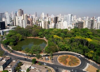 Cidade brasileira harmoniza modernidade com natureza e gastronomia autêntica