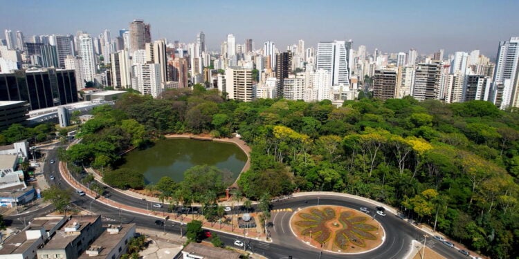 Cidade brasileira harmoniza modernidade com natureza e gastronomia autêntica