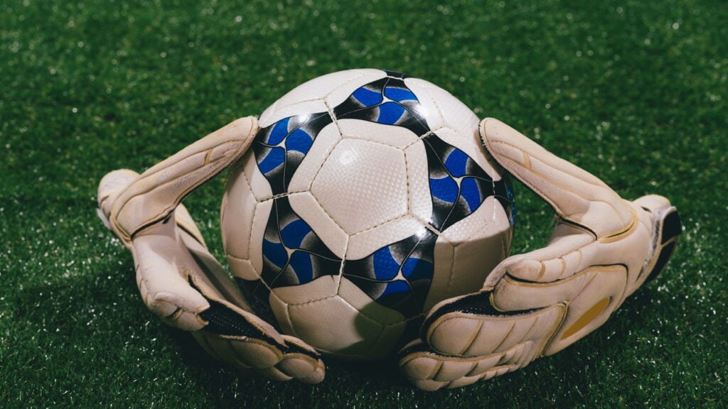 Segredos das luvas de goleiro que combinam performance e design