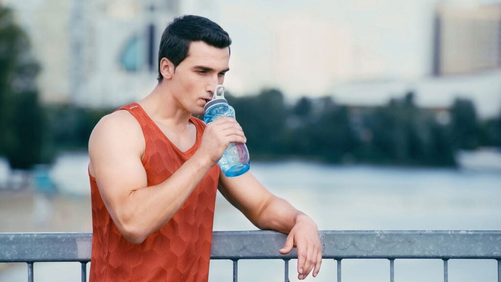 Como a dieta com carboidratos e hidratação melhora o desempenho dos atletas