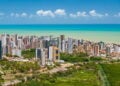 Destino mistura praia, sax ao pôr do sol e sabores regionais em uma experiência fora do comum