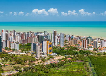 Destino mistura praia, sax ao pôr do sol e sabores regionais em uma experiência fora do comum