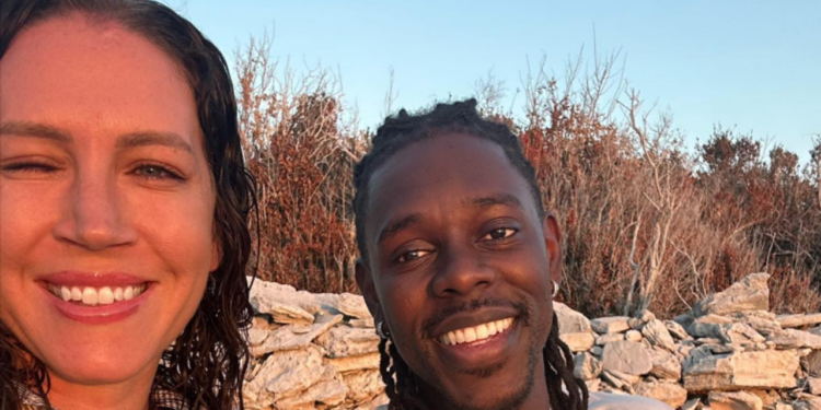 Esposa de astro da NBA quase morreu aos 3 anos e hoje é uma lenda do futebol