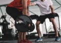 Musculação fortalece a postura e previne dores na coluna