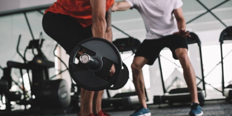 Musculação fortalece a postura e previne dores na coluna