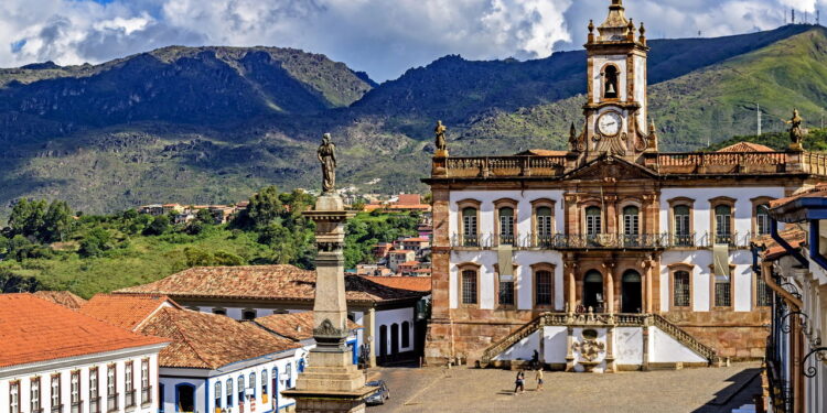 Cidade mineira preserva três séculos de história e tem igreja com mais de 400 kg de ouro