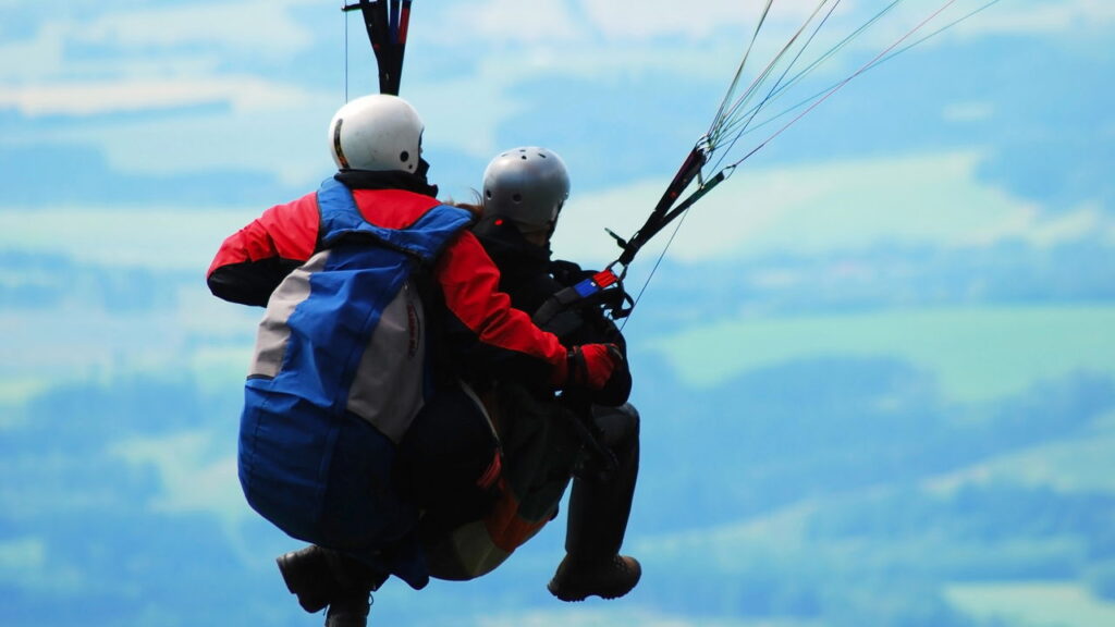 Como aproveitar as férias praticando esportes de aventura seguros