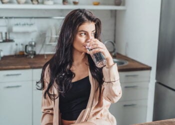 Pessoas que bebem água antes do café têm o metabolismo mais rápido