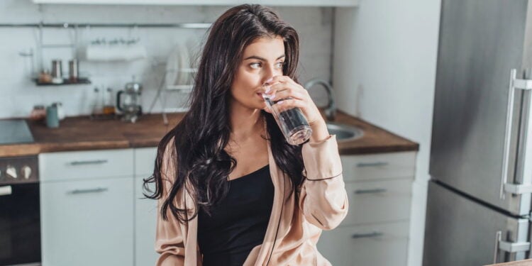 Pessoas que bebem água antes do café têm o metabolismo mais rápido