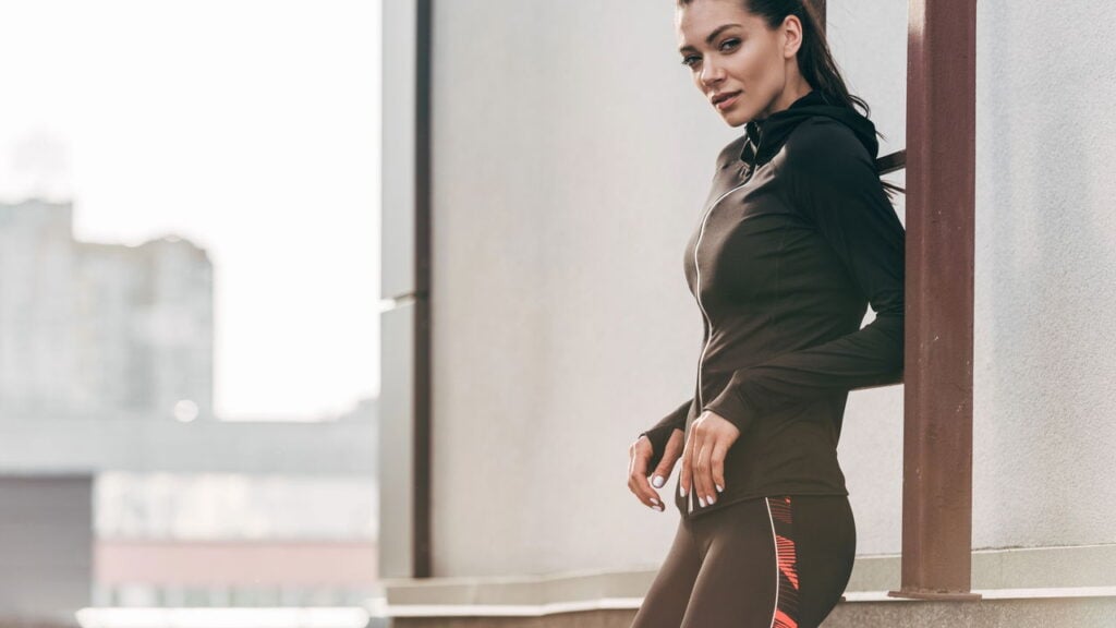 Use as mesmas roupas fitness no inverno e verão com estes truques simples