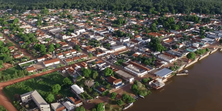 Cidade do centro-oeste brasileiro combina praias fluviais, pesca de jaú e murais históricos únicos