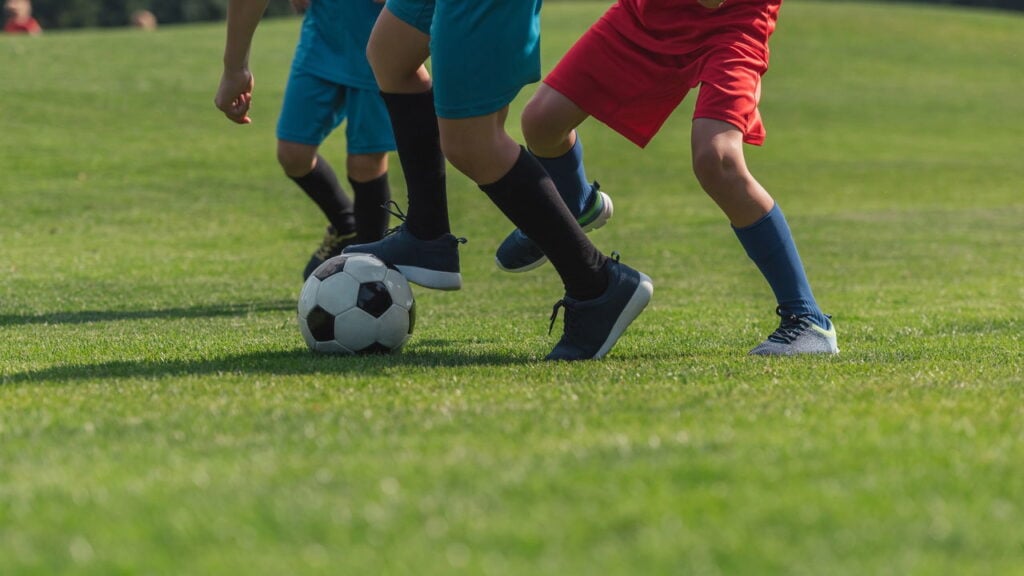 Como treinar um goleiro mirim sem colocar a coluna em risco
