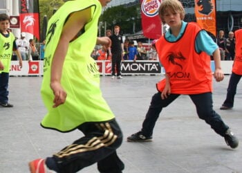 Roupas e acessórios que simbolizam a força do street soccer e freestyle