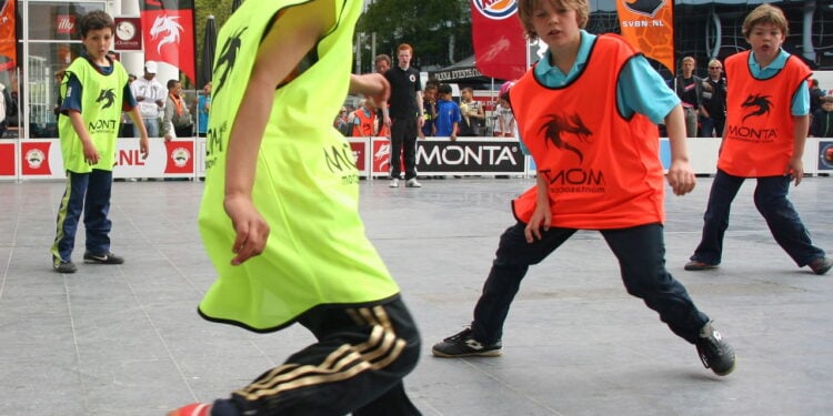 Roupas e acessórios que simbolizam a força do street soccer e freestyle