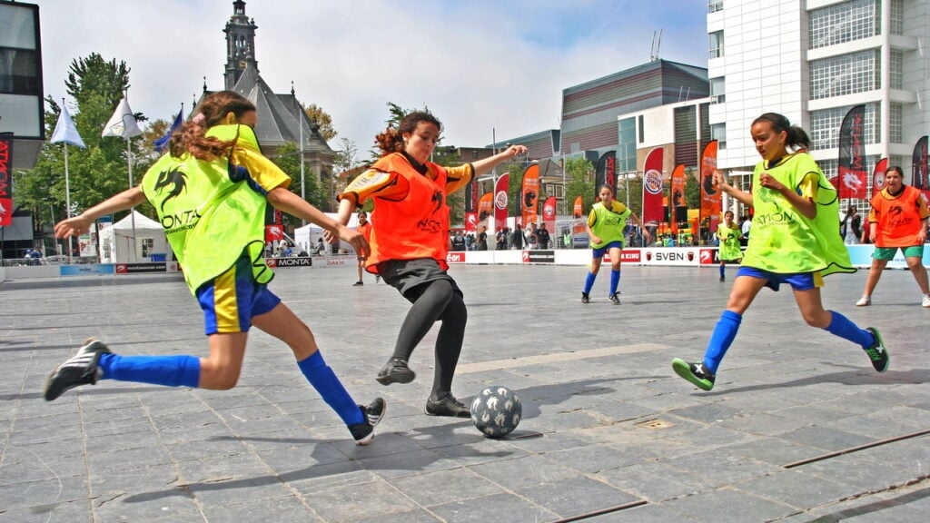 Roupas e acessórios que simbolizam a força do street soccer e freestyle