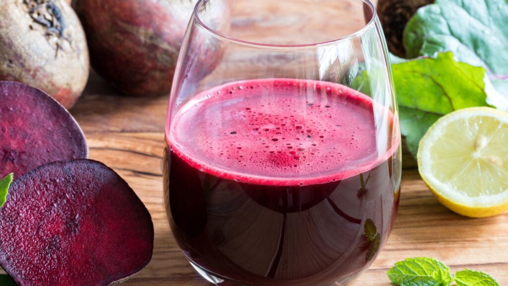 Atletas bebem este suco natural antes do treino para ter mais resistência e energia