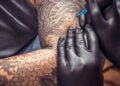 A importância das tatuagens no futebol e sua influência cultural