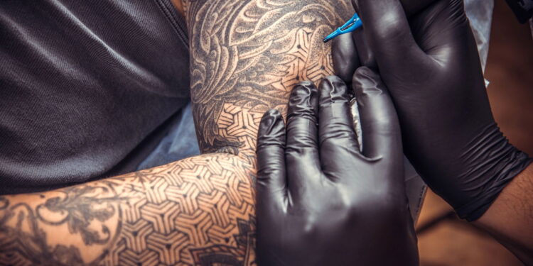 A importância das tatuagens no futebol e sua influência cultural