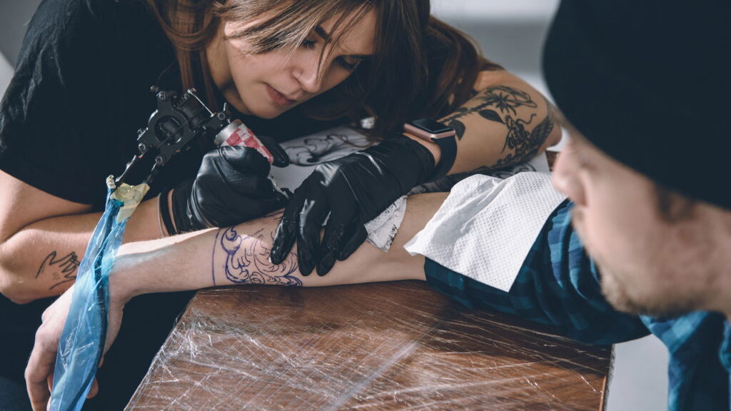 A importância das tatuagens no futebol e sua influência cultural