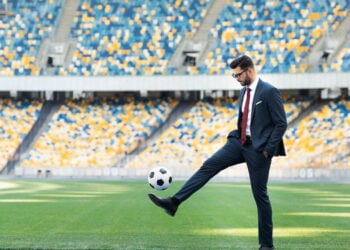 Estilo dos treinadores de futebol conquista holofotes e influencia a moda esportiva