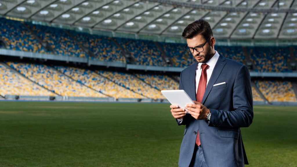 Estilo dos treinadores de futebol conquista holofotes e influencia a moda esportiva
