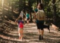 Trilhas leves para curtir a natureza com a família no fim de semana