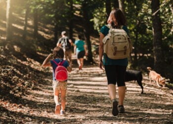 Trilhas leves para curtir a natureza com a família no fim de semana